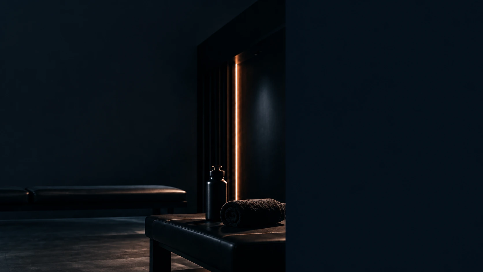 Projection d’ambiance : espace de récupération avec assise, serviette et lumière cuivre